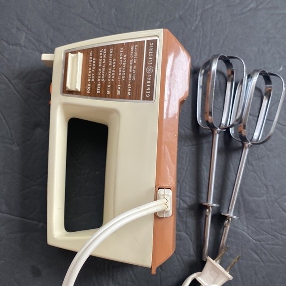 General Electric Vintage Yellow Hand Mixer D1-M22 Works Made in USA - Picture 5 of 7